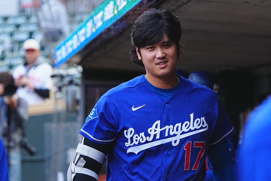 大谷翔平賽後擁抱祝賀Roberts千勝 約21分鐘離場