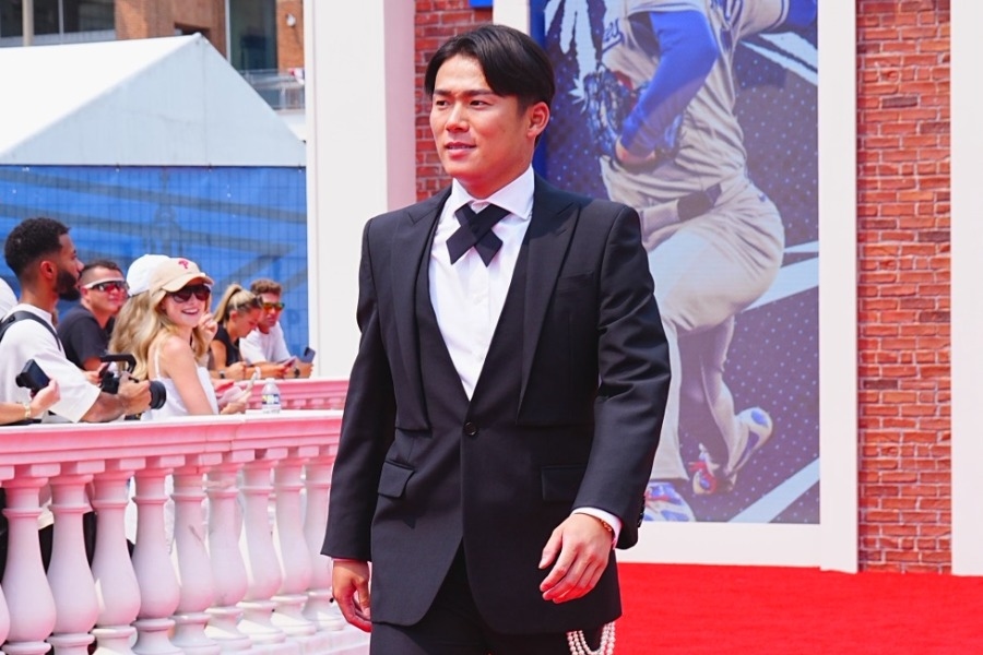山本由伸紅毯受訪後 為現場球迷簽名