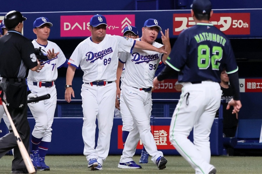 中日單場挨3次觸身球 井上一樹賽後罕見找裁判抗議