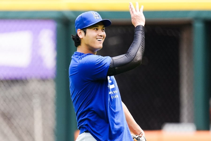 大谷翔平賽前練習送球給球迷 8局回休息區還和小球迷擊掌
