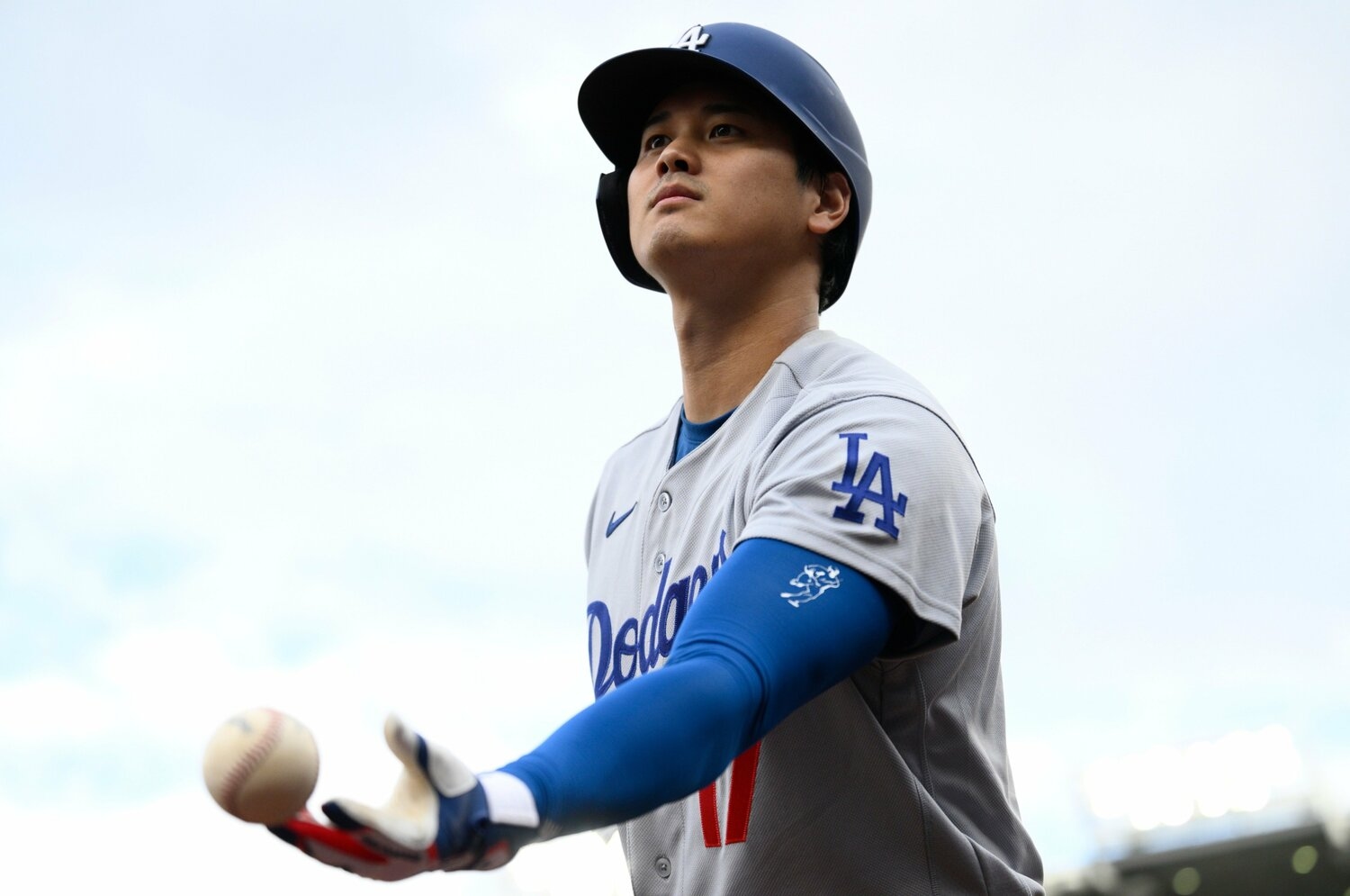 大谷翔平在大雨中送暖心舉動，8歲小球迷直呼「太開心了！」