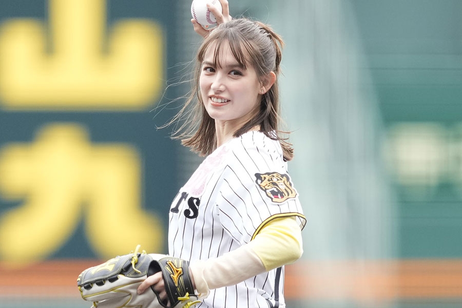 模特兒特勞登直美甲子園開球 短褲亮相引發熱議