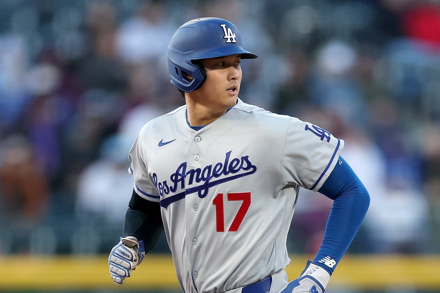 大谷翔平7局遭觸身球打中背部 當場喊痛仍續戰