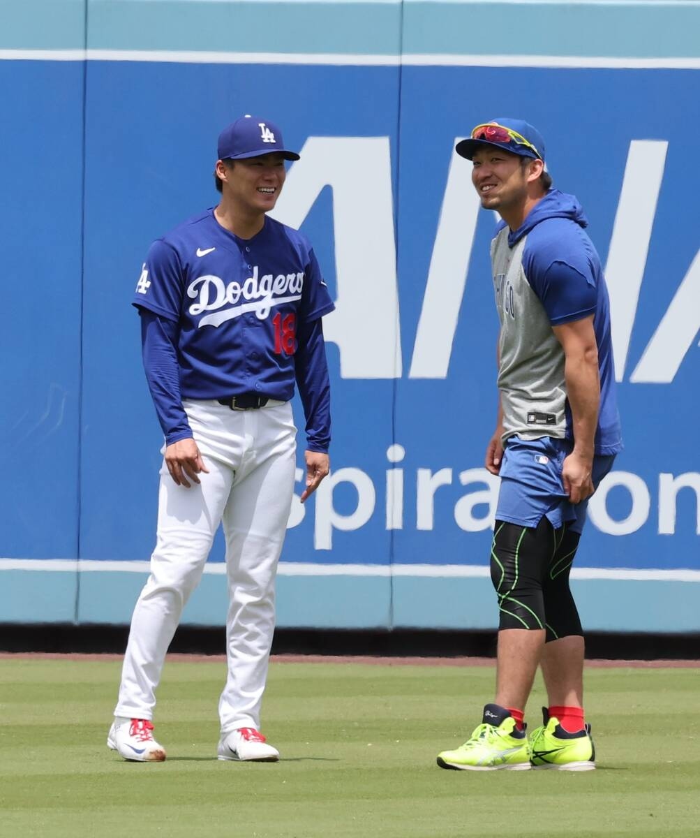 山本由伸與鈴木誠也賽前擁抱談笑 未能正面交鋒