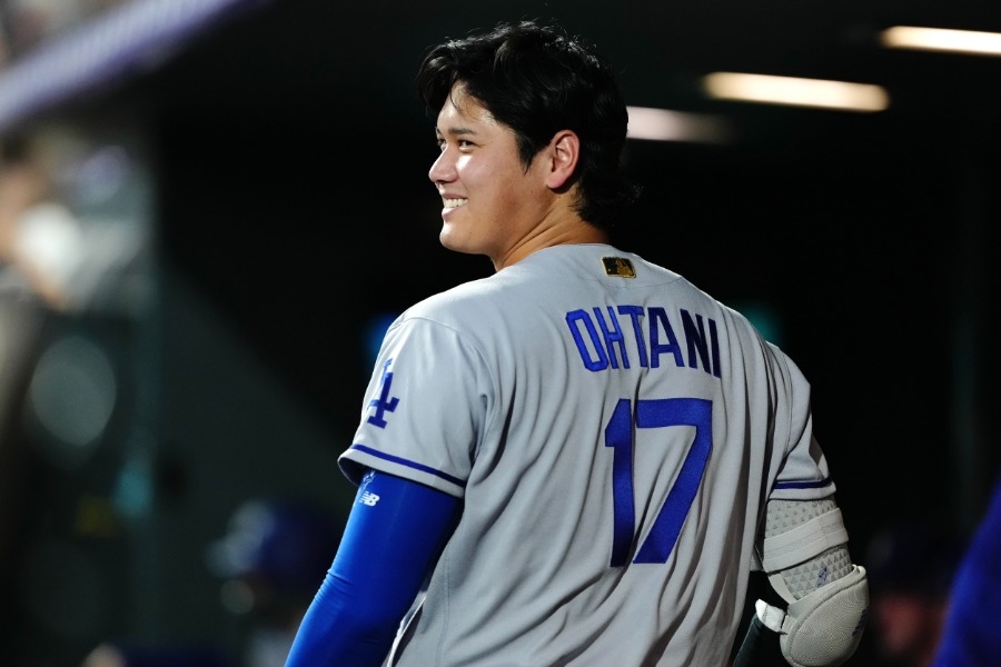 大谷翔平咬防具交給教練 球迷吐槽「你又不是Decoy」