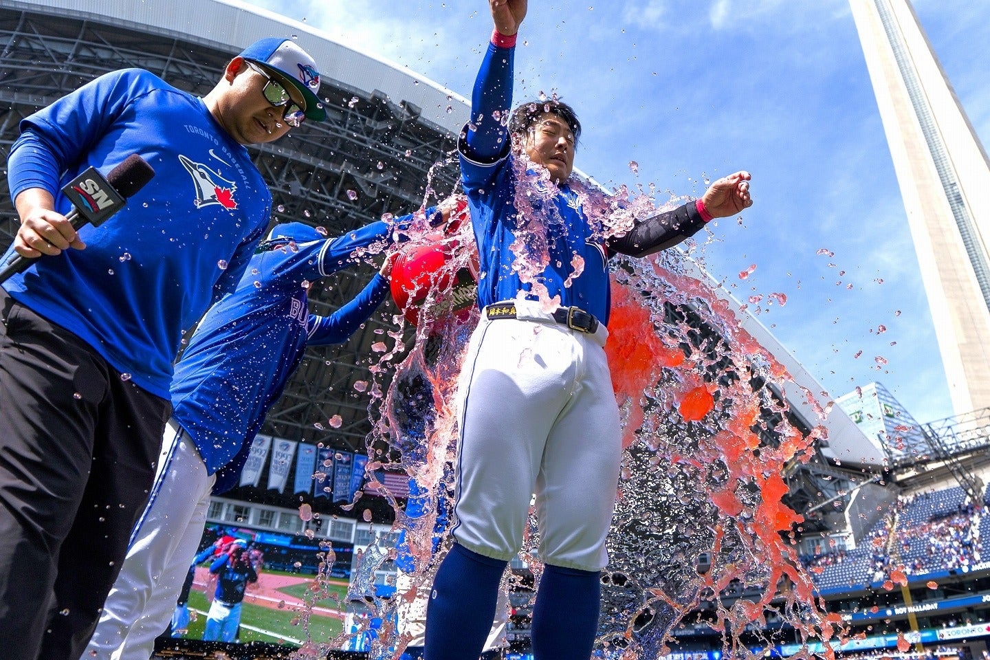 岡本和真11號致勝轟助藍鳥勝出 賽後潑飲料波及女記者