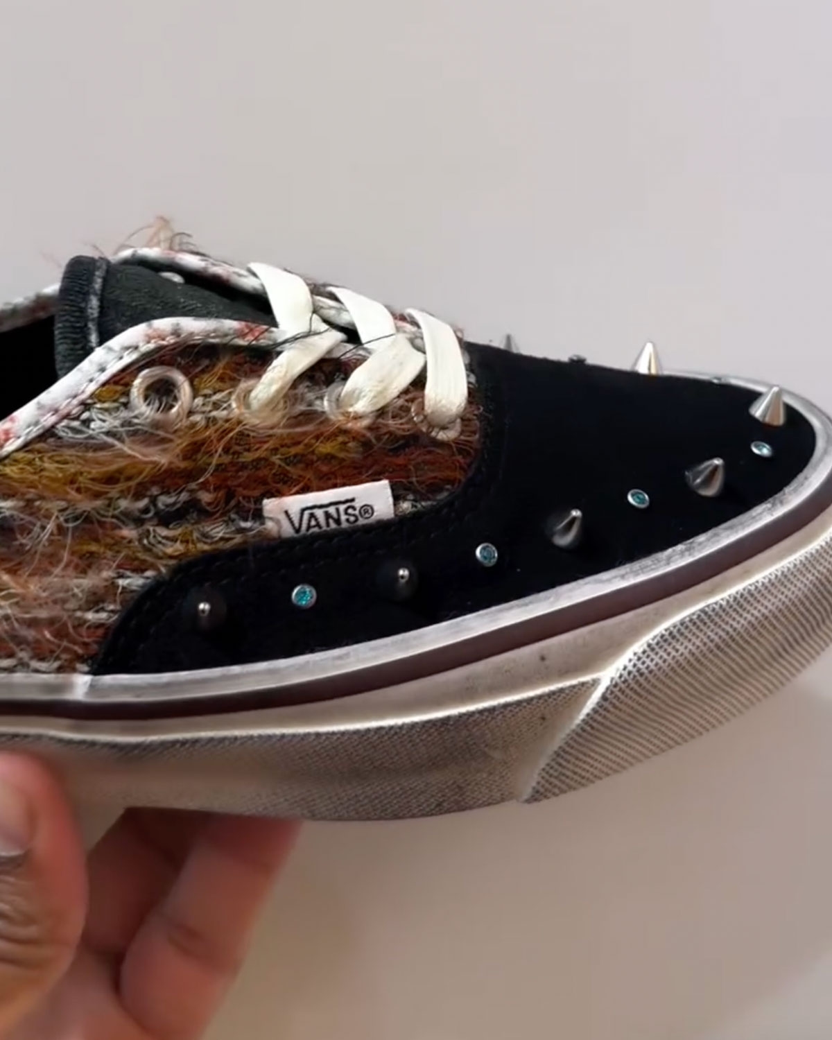 Greg Betty 預告全新 Vans Authentic 破損紗線鞋面加尖刺配件