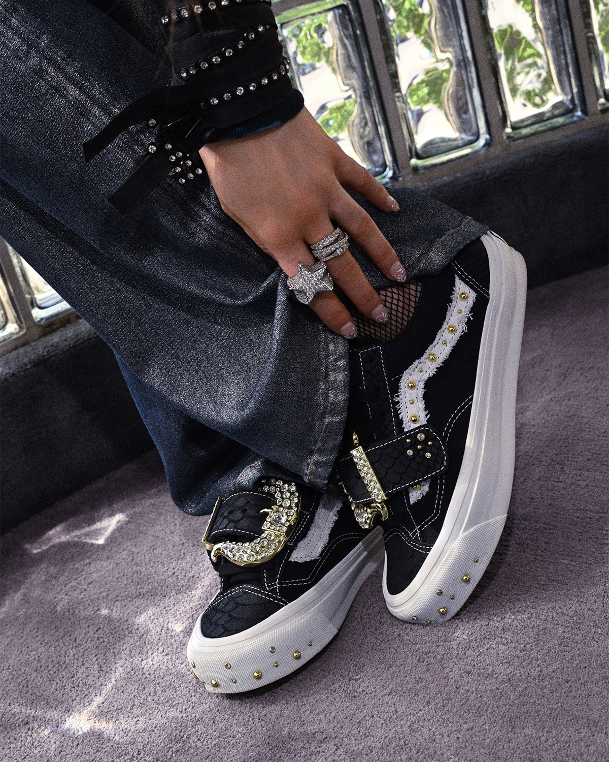 METAGIRL x Vans Old Skool 36「Diva」5/28 發售，黑白滑板鞋換上蛇紋與鉚釘細節