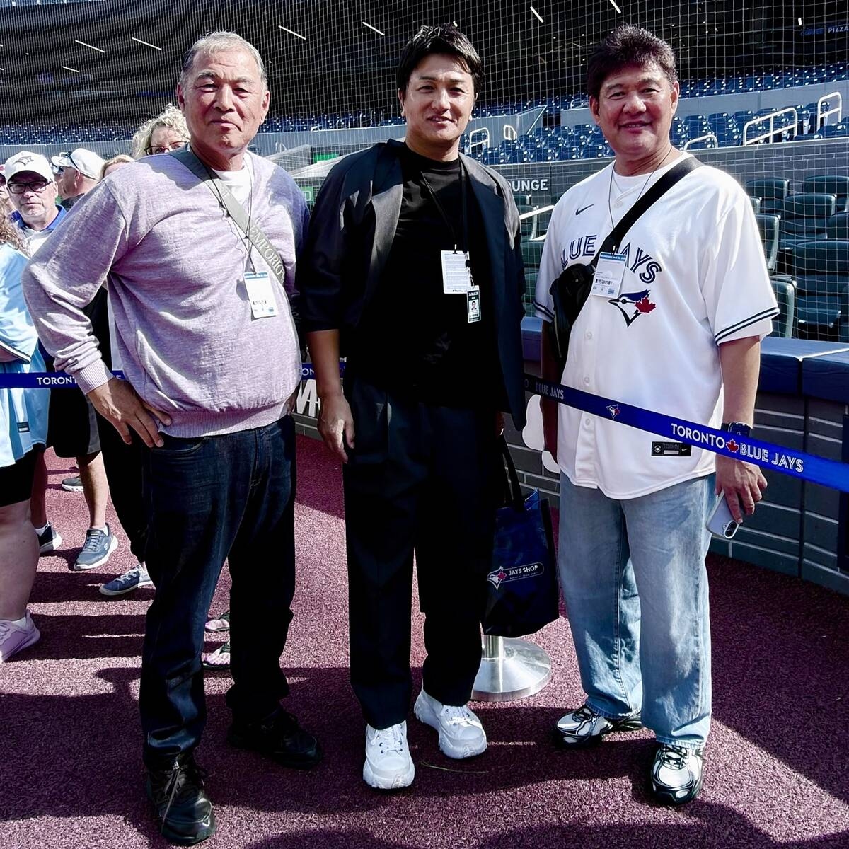 岡本和真獲巨人OB探班 對皇家先發守三壘