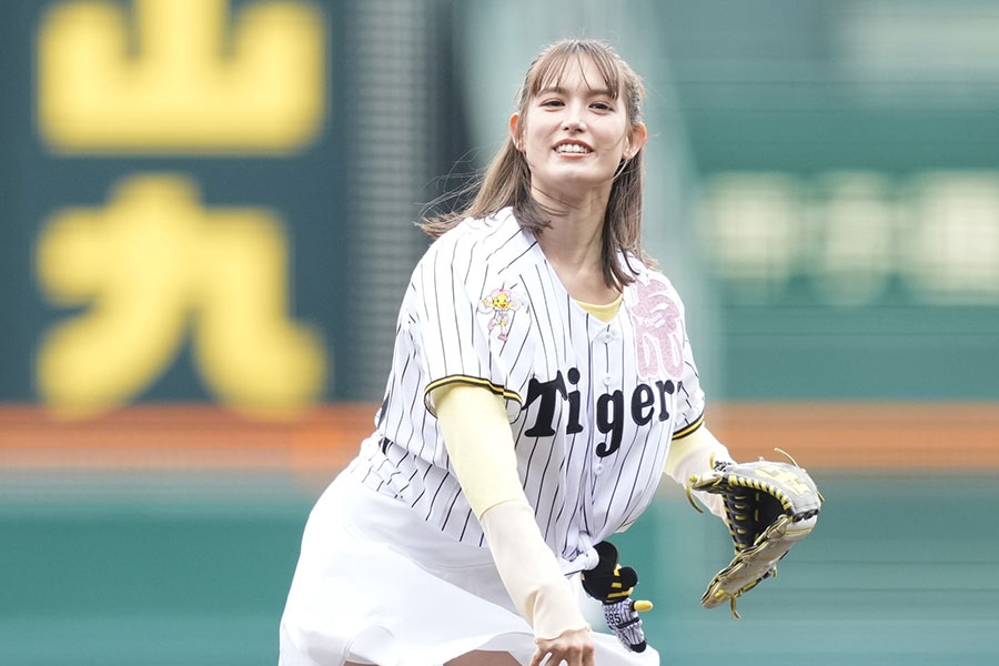 模特兒川端直美短褲登場開球 甲子園觀眾喝采