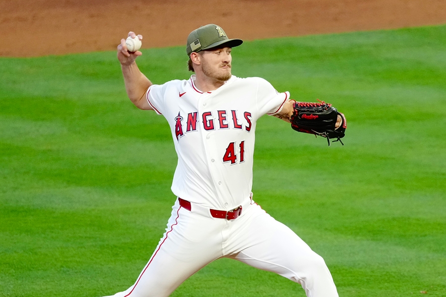 大谷翔平首局打席前比賽卡住 球審腰帶出狀況讓天使先發苦笑