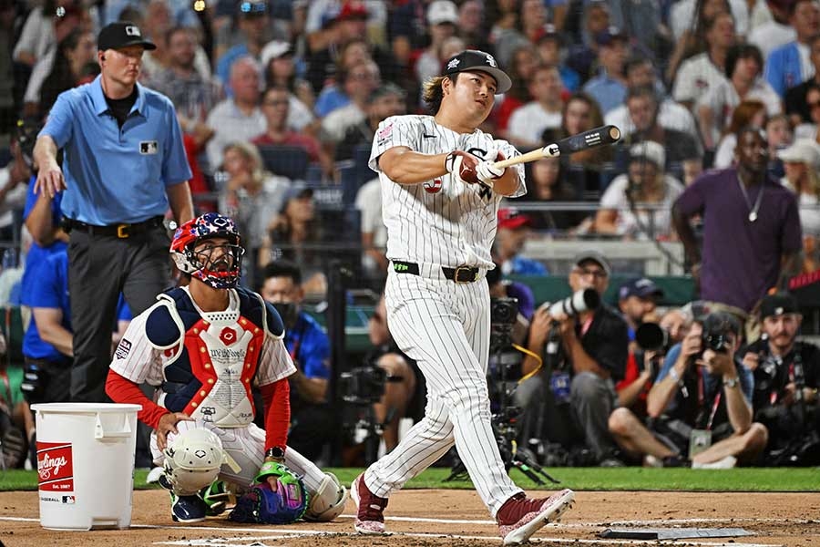 村上宗隆全壘打大賽9轟止步 山本由伸場邊拿手機狂拍被轉播捕捉