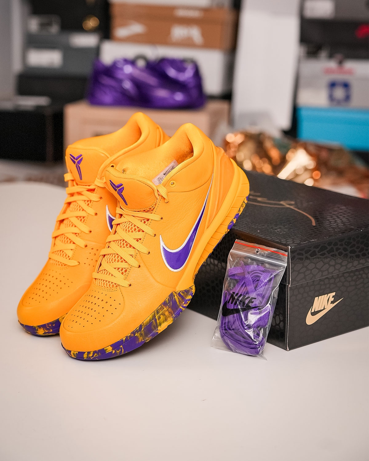 Nike Kobe 4 Protro「Lakers」近賞細節曝光 盲盒「Draft Day」套裝 6/26 登場
