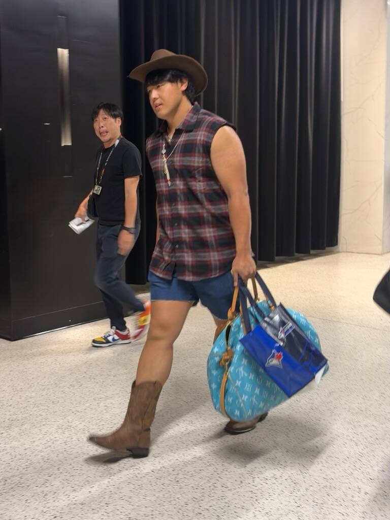岡本和真無安打跑回追平分 藍鳥賽後菜鳥扮牛仔