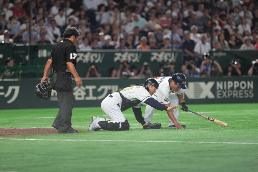 達川光男重演隱形眼鏡橋段 東京巨蛋逗樂球迷