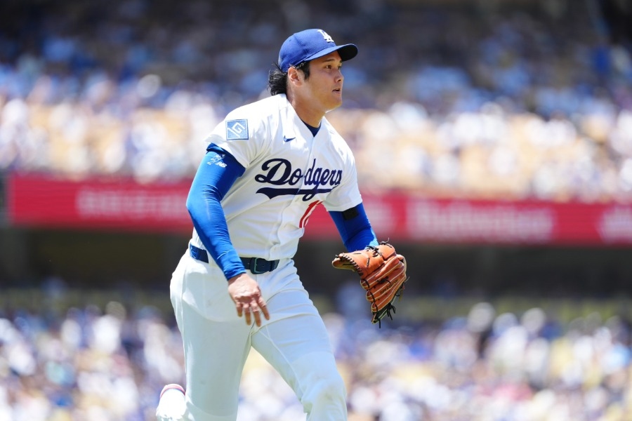 大谷翔平5局補位慢半拍被敲內野安打 轉播台猜測膝蓋狀況