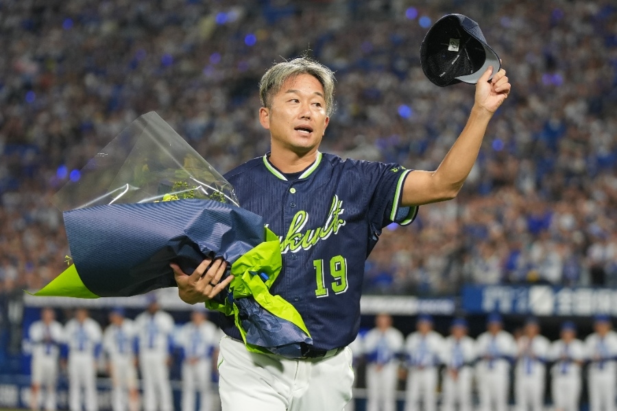 石川雅規退休獻花 前搭檔相川亮二現身