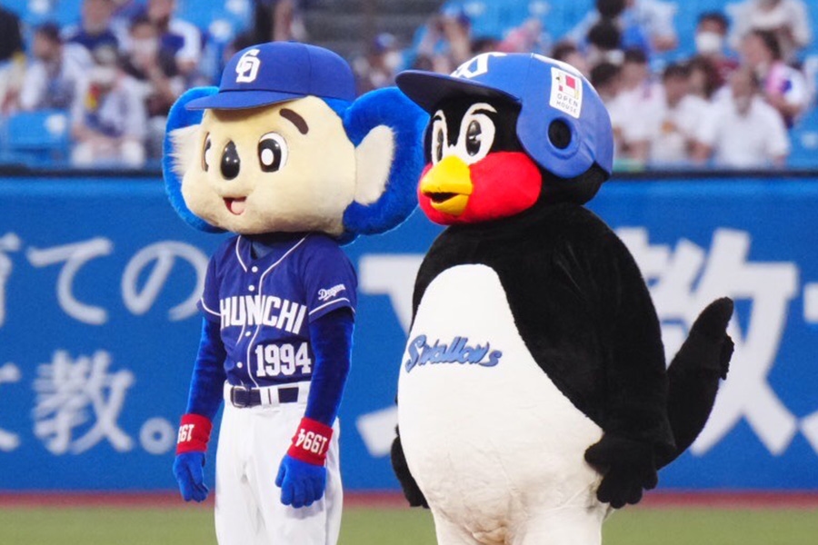 燕子吉祥物「燕九郎」合體多啦A夢 兩隊看板睽違2球季同框