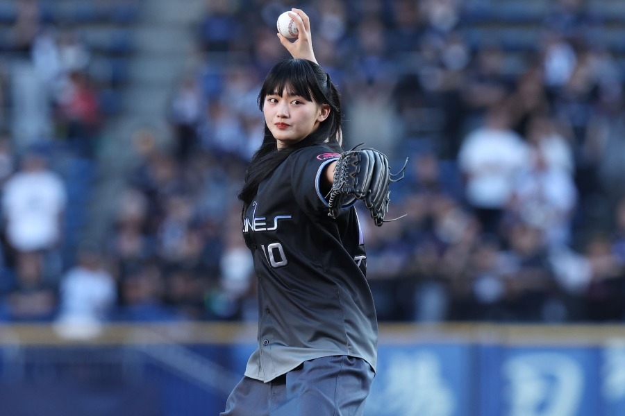 櫻坂46山崎天再登ZOZO海洋球場開球 去年暴投變一彈進捕手前