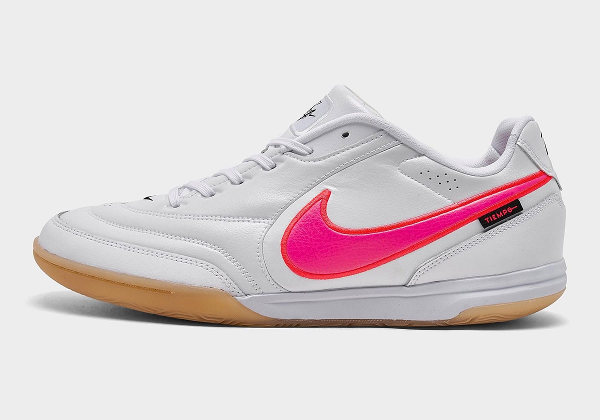 Nike Tiempo Streetgato 新配色亮點：螢光粉 Swoosh 搶眼登場