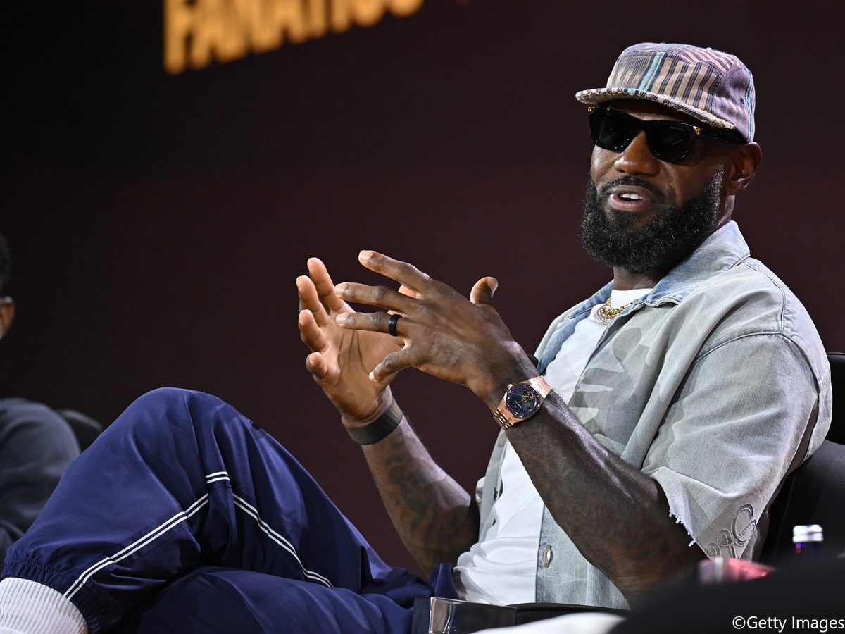 LeBron開高球頻道 騎士冠軍班底入鏡