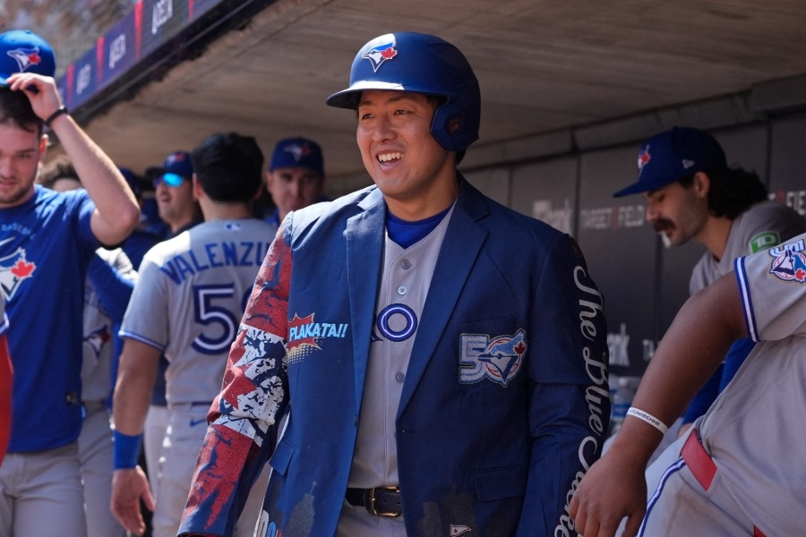 岡本和真賽前蹲下替穿Aaron Judge球衣小球迷簽名 藍鳥日文發文掀熱議