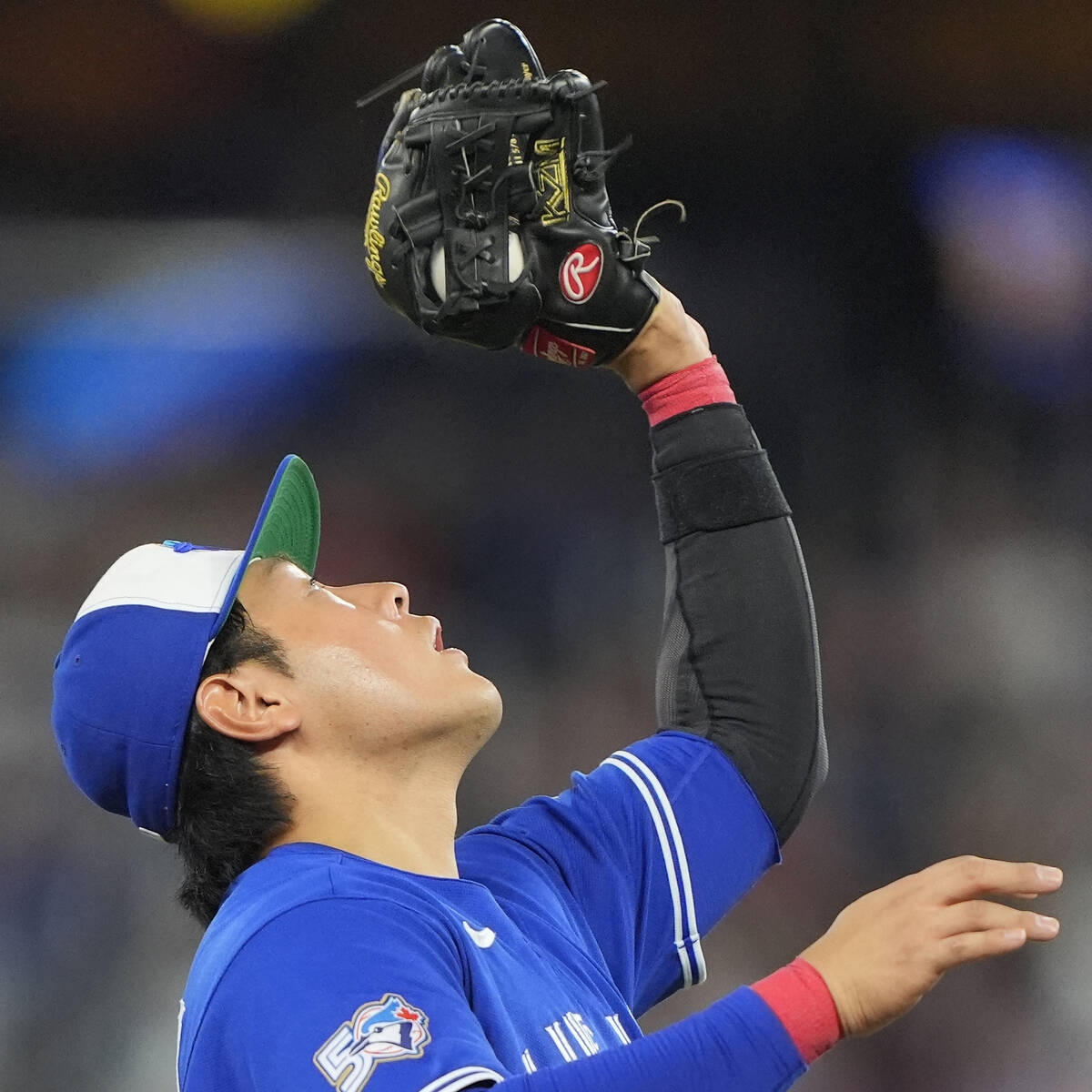 MLB／岡本和真三壘「籃框接球」差點漏接 反手補救抓出局
