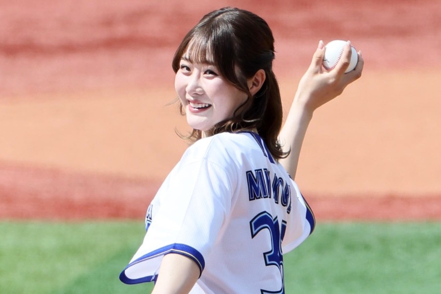 美女高球手始球式萌翻全場 笑容滿分