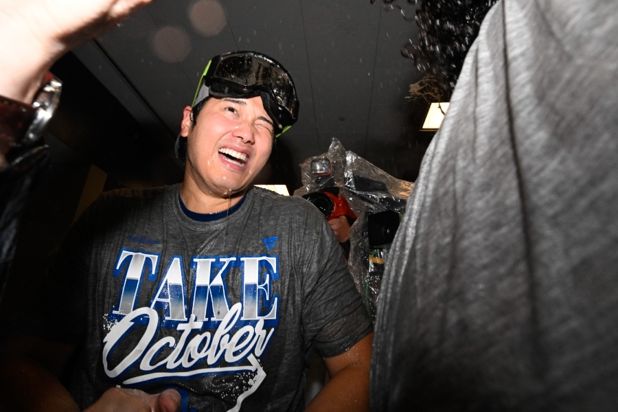 大谷翔平香檳直噴Will Smith臉 隊友轉頭閃躲也沒用