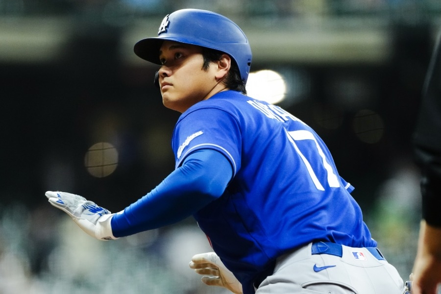 大谷翔平賽前外野傳接球被小鳥「亂入」 轉頭盯著看畫面引熱議