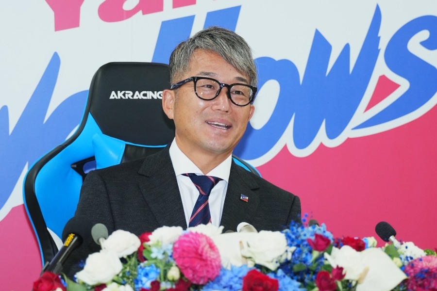 石川雅規宣布季後退休 後輩投手獻花落淚