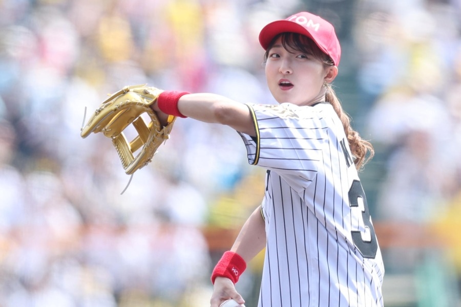 坂本花織甲子園開球投出無彈跳好球 阪神7比5勝巨人