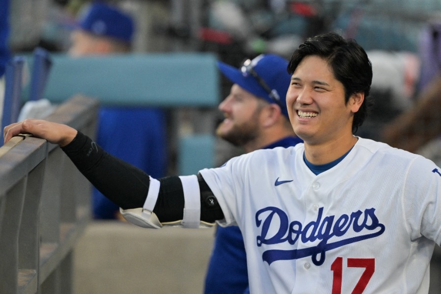 MLB曬大谷翔平童年合照 父親年輕模樣撞臉引熱議
