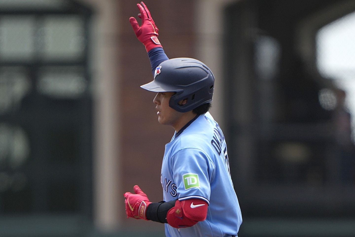 岡本和真敲大聯盟生涯首發滿貫砲 藍鳥10比0完封巨人