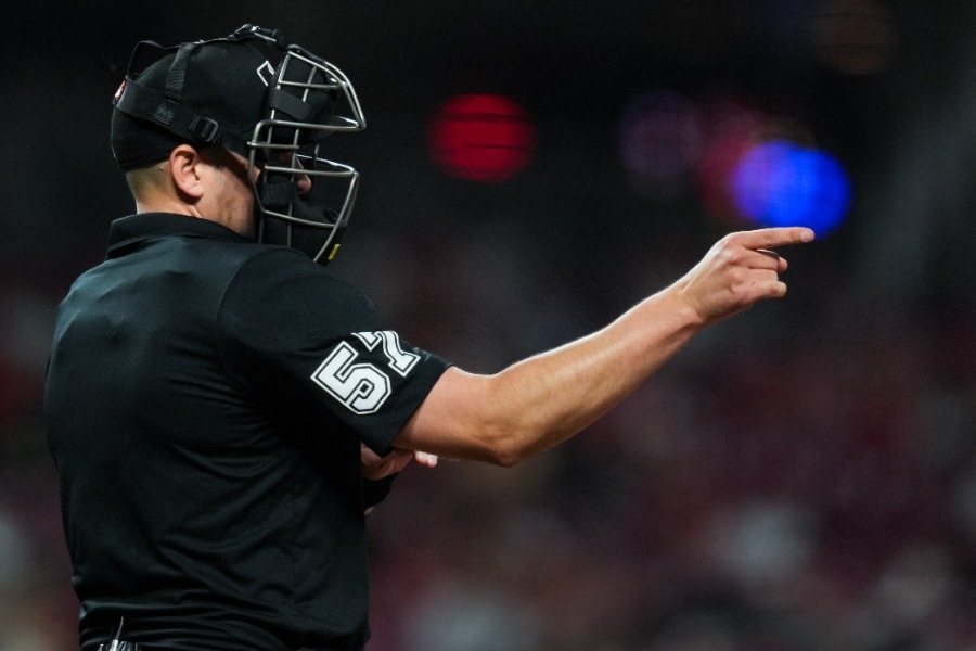 見逃三振引發爭議 球審與打者爭執掀起批評