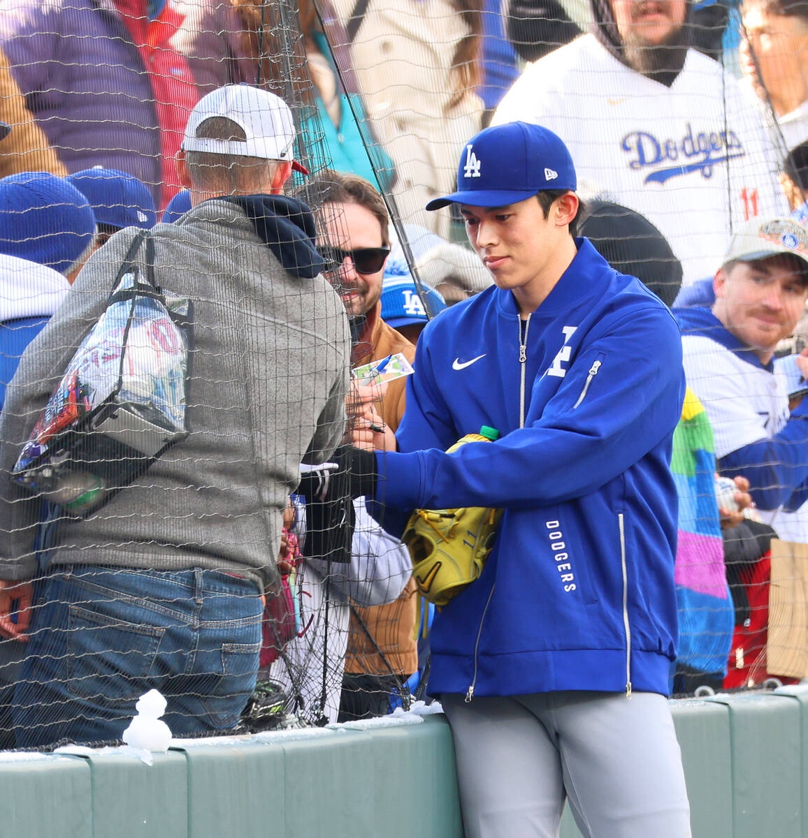 佐佐木朗希不畏寒冷 主場外也與球迷互動