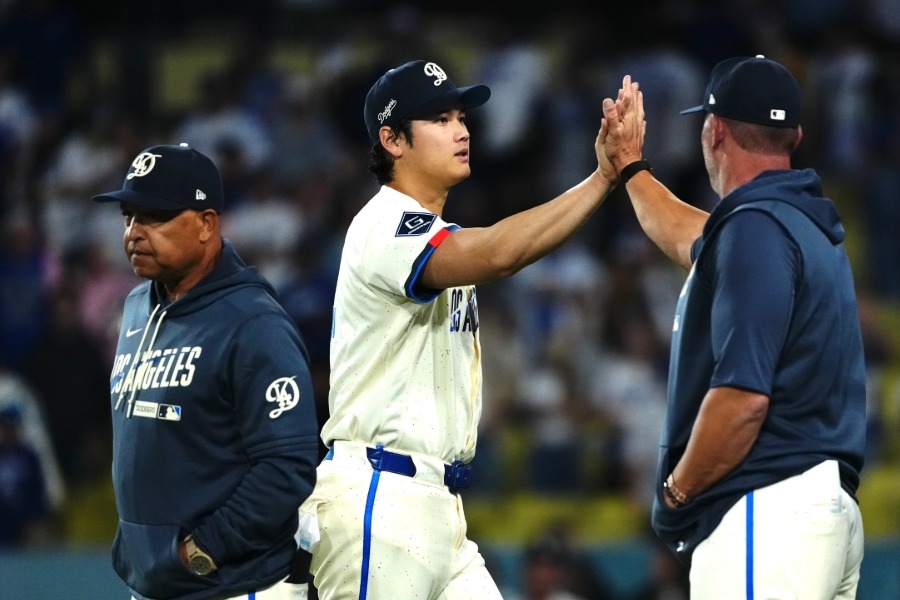 道奇休息區闖入大蟑螂 大谷翔平閃躲Andy Pages持球棒應戰