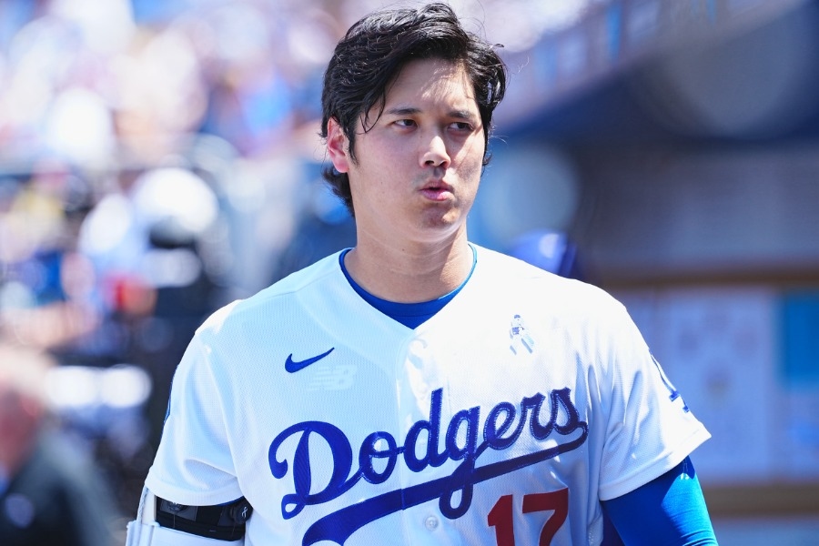 大谷翔平7局被換下場後冰敷左膝 走路一跛一跛引球迷擔心