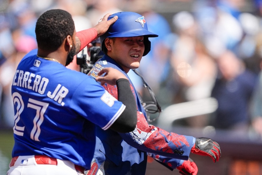 岡本和真賽後被Vladimir Guerrero Jr.要求帽子反戴 引爆球迷討論