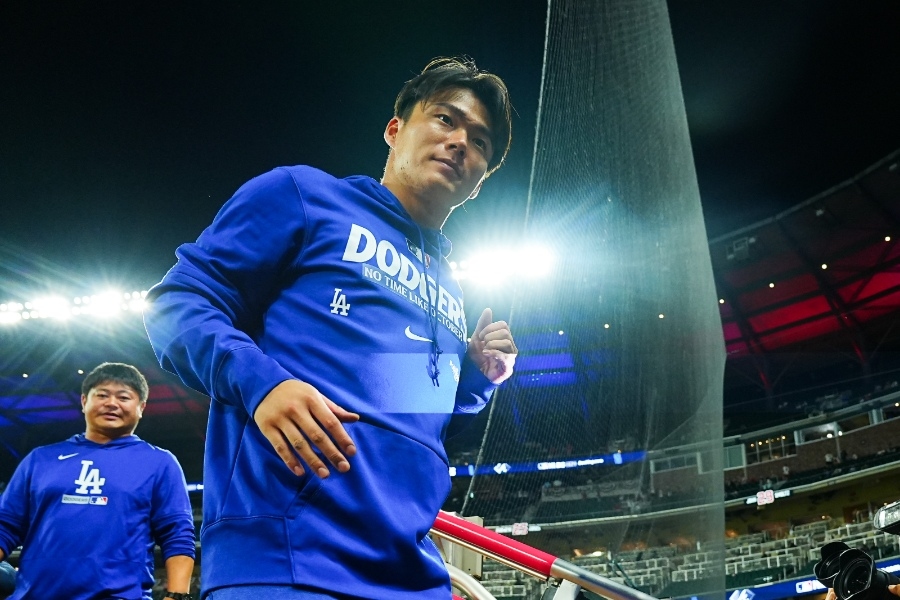山本由伸被隊友從背後抱住 道奇晉級場上慶祝