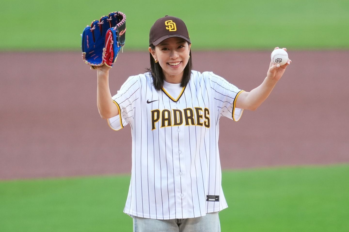 石川佳純登上MLB始球式 左投直送松井裕樹手套