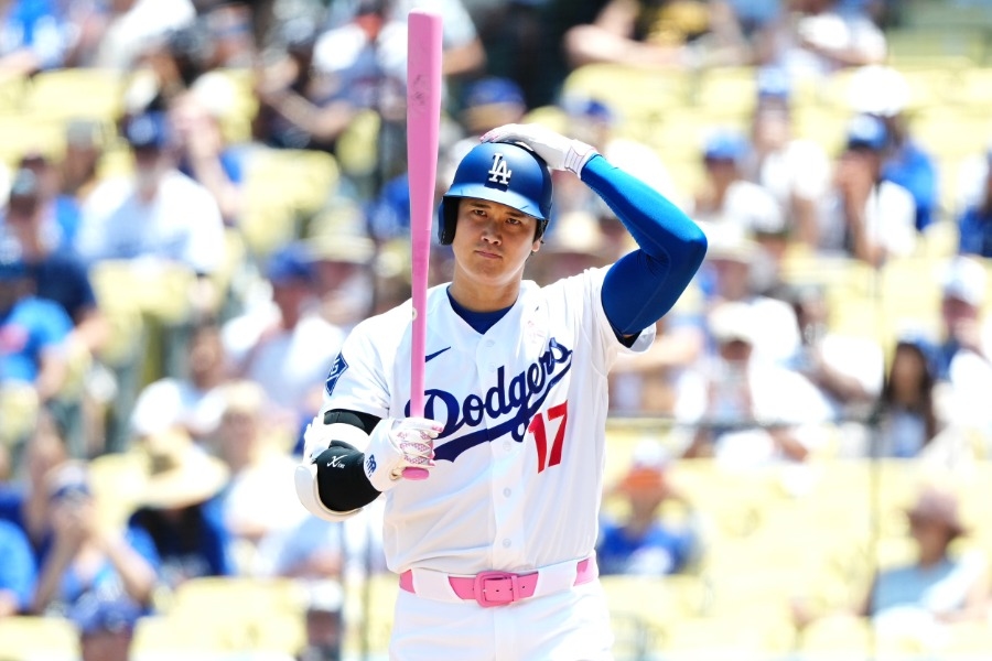 大谷翔平母親節首打席拿粉紅球棒 3局上場前突換黑棒引討論