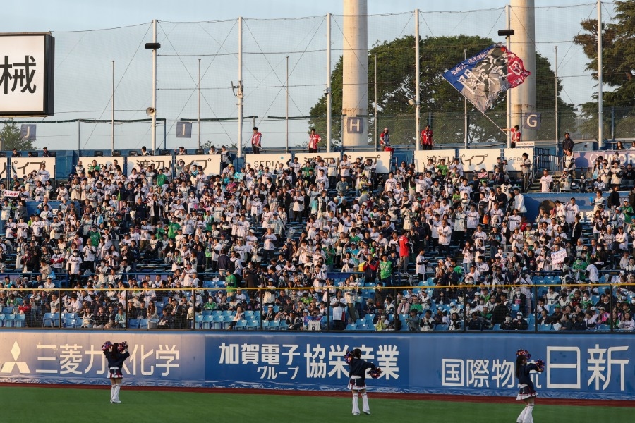 廣島左外野看台現方塊空位 神宮座椅成焦點