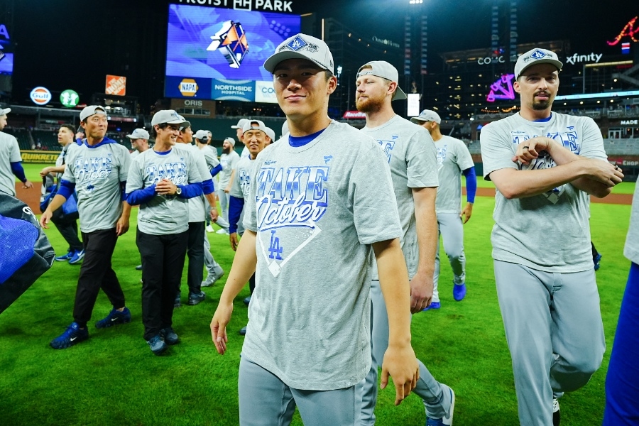 道奇晉級後5人搭肩合照 山本由伸站中央