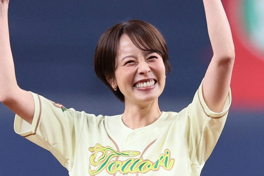 上田まりえ京瓷巨蛋開球圓夢 左投一球彈地進捕手手套