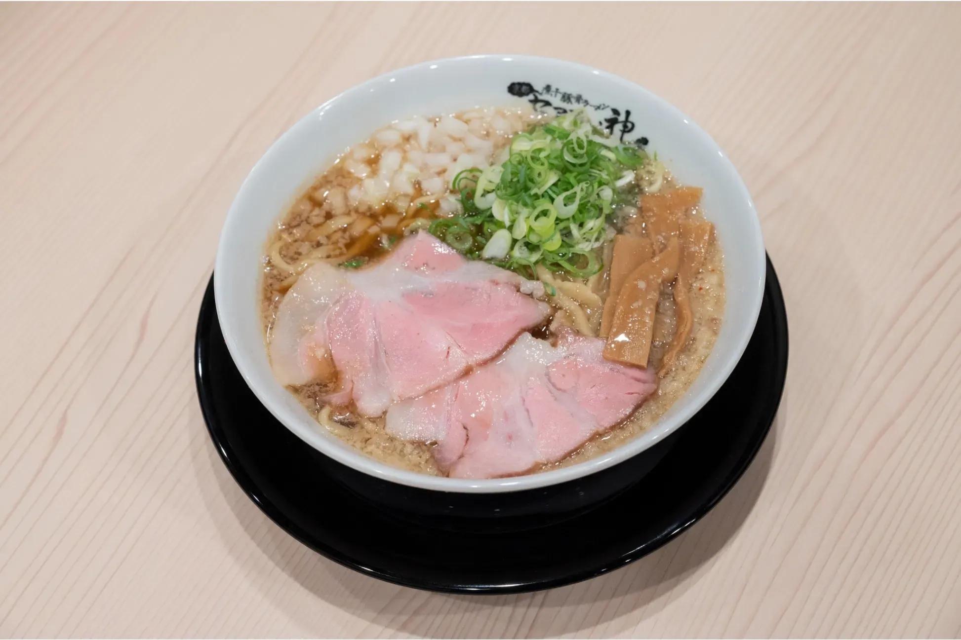 京都人氣拉麵店「背脂之神」澀谷開幕！併設豪華飯糰店