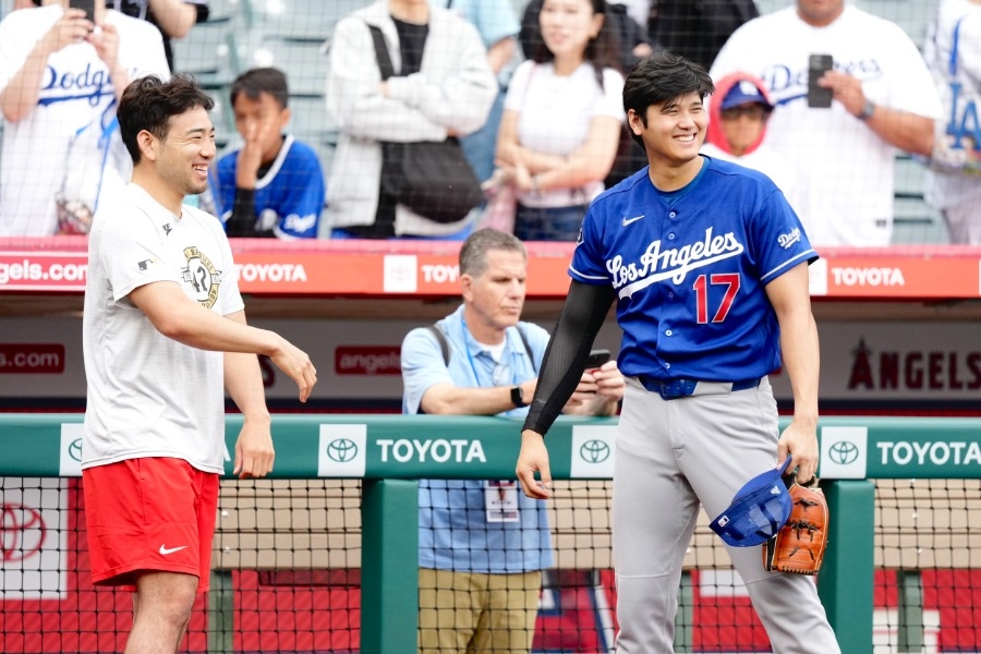 大谷翔平賽前和菊池雄星場上聊天約7分鐘 最後握手合照
