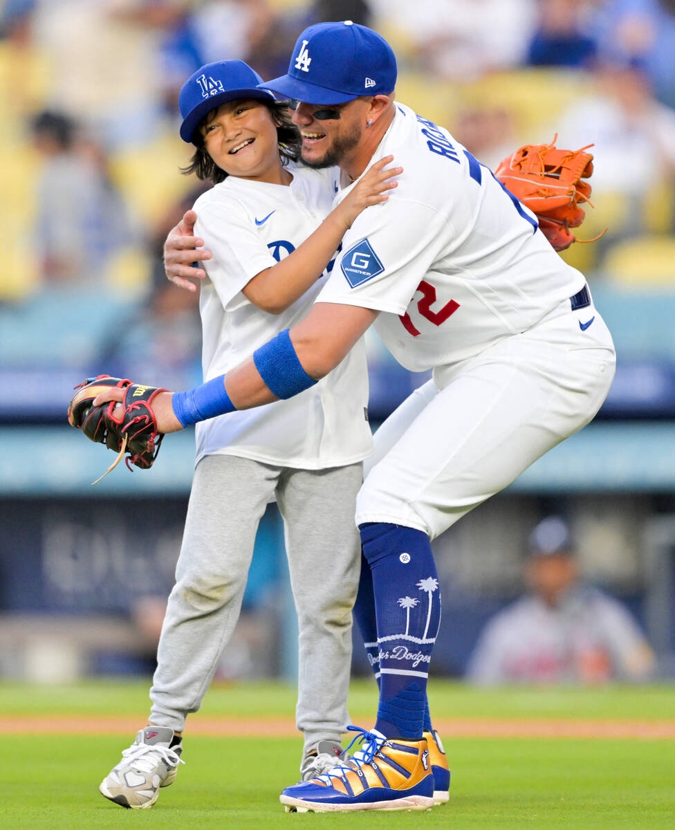 Miguel Rojas搖頭娃娃日揮擊失衡虛驚 兒子開球獲歡呼