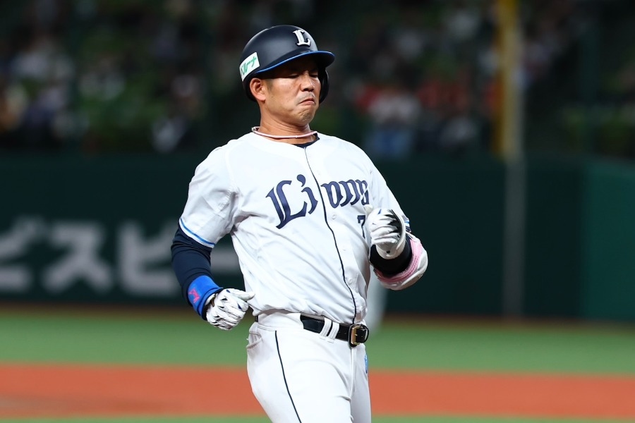 西武桑原將志跑壘受傷緊急換人 球場一片譁然