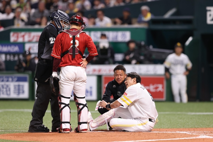 柳田悠岐右膝挨觸身球退場 小久保裕紀：先當打撲觀察